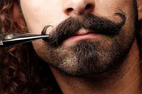 barbier taillant une moustache au salon Aurélien Magnano Montauban